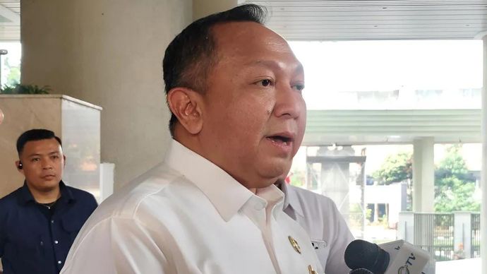 Deputi Bidang Pemantauan dan Pengawasan Badan Gizi Nasional (BGN) Ketut Sumedana memberikan keterangan pers di Gedung Utama Kejagung, Jakarta