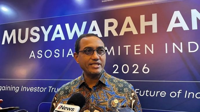 Kepala Eksekutif Pengawas Pasar Modal, Keuangan Derivatif, dan Bursa Karbon Otoritas Jasa Keuangan (OJK) Hasan Fawzi diwawancarai cegat seusai acara Musyawarah Anggota Asosiasi Emiten Indonesia (AEI) 2026 di Jakarta