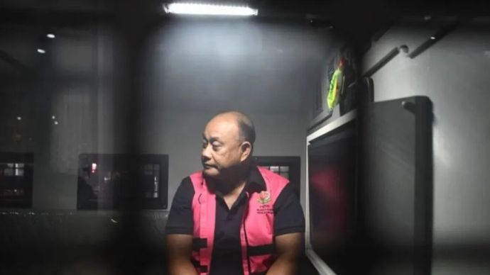 Tersangka dugaan tindak pidana korupsi tata kelola program Makan Bergizi Gratis (MBG) pada Badan Gizi Nasional (BGN) Dadan Hindayana berada di dalam mobil tahanan di Kejaksaan Agung, Jakarta, Rabu (3/6/2026). Kejaksaan Agung menetapkan mantan Kepala BGN Dadan Hindayana, dan dua mantan Wakil Kepala BGN yakni Sony Sanjaya dan Lodewyk Pusung sebagai tersangka dugaan tindak pidana korupsi tata kelola program MBG pada BGN tahun 2025-2026