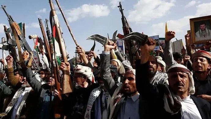 Arsip - Kelompok Houthi menggelar unjuk rasa menentang serangan AS dan Israel terhadap Iran saat mereka berkumpul di Al Sabeen Square, Sanaa