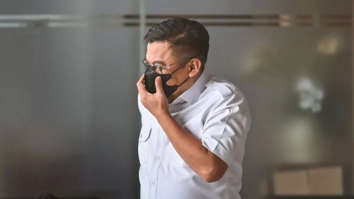 Pejabat fungsional Bea Cukai Madya atau Ahli Madya pada Direktorat Jenderal Bea Cukai Kementerian Keuangan Ahmad Dedi berjalan keluar usai menjalani pemeriksaan di Gedung Merah Putih KPK, Jakarta, Jumat, 8 Mei 2026. KPK memeriksa Ahmad Dedi sebagai saksi terkait kasus dugaan suap barang impor di lingkungan Direktorat Jenderal Bea Cukai. 