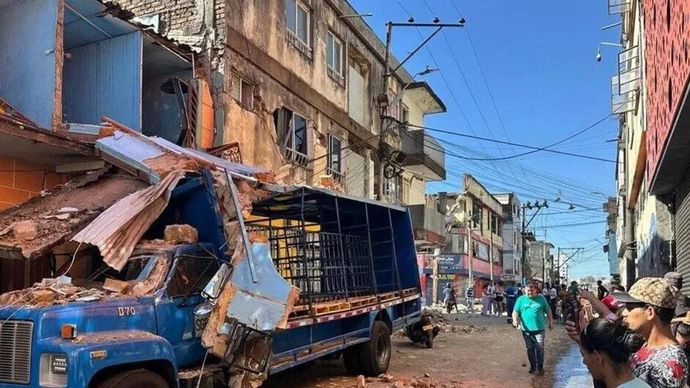 Warga berkumpul di jalanan setelah gempa bumi dahsyat mengguncang Kolombia, yang menewaskan sedikitnya 18 orang dan menyebabkan kerusakan di Pereira, Kolombia