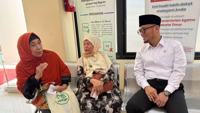 Wakil Menteri Haji dan Umrah Dahnil Anzar Simanjuntak berbincang dengan masyarakat saat melakukan sidak ke Kantor Kemenhaj Jakarta Timur, Senin (10/8/2026).