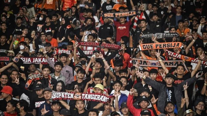 Suporter Persija Jakarta memberikan dukungan saat melawan Persebaya Surabaya pada pertandingan BRI Super League di Stadion Utama Gelora Bung Karno (SUGBK), Jakarta, Sabtu, 11 April 2026. Persija Jakarta mengalahkan Persebaya Surabaya dengan skor 3-0. 