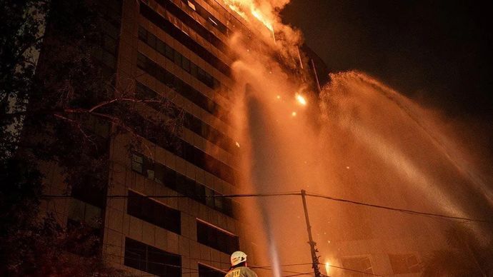Petugas Dinas Penanggulangan Kebakaran dan Penyelamatan (Gulkarmat) Jakarta berupaya memadamkan kobaran api yang membakar Gedung Badan Pendapatan Daerah (Bapenda) DKI Jakarta di Jalan Abdul Muis, Jakarta