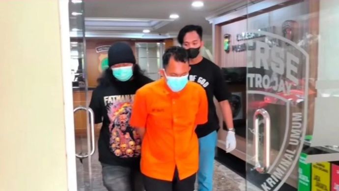 Tersangka SA alias Saepullah pelaku pembunuhan dan mutilasi terhadap korban berinisial K saat ditangkap pelaku oleh Ditreskrimum Polda Metro Jaya pada Rabu, 5 Agustus 2026.