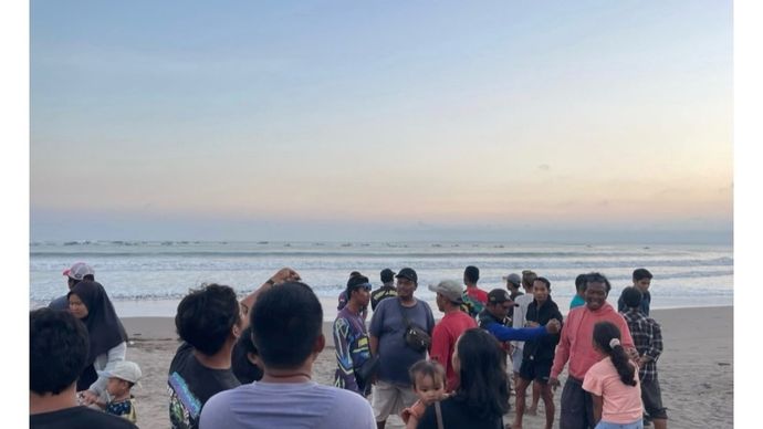 Lokasi terbaliknya perahu nelayan di Pangandaran. 