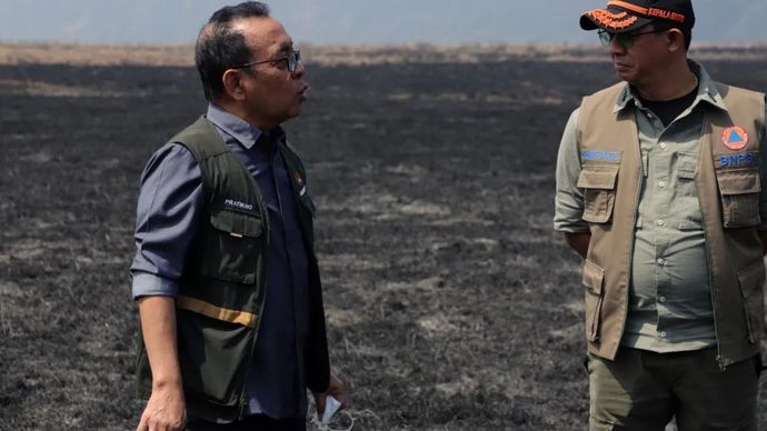 Kepala Badan Nasional Penanggulangan Bencana (BNPB) Suharyanto (kanan) mendampingi Menteri Koordinator Bidang Pembangunan Manusia Dan Kebudayaan (Menko PMK) Pratikno meninjau lokasi kebakaran di Taman Nasional Bromo Tengger Semeru (TNBTS), Probolinggo, Jawa Timur, Selasa (11/8/2026). 