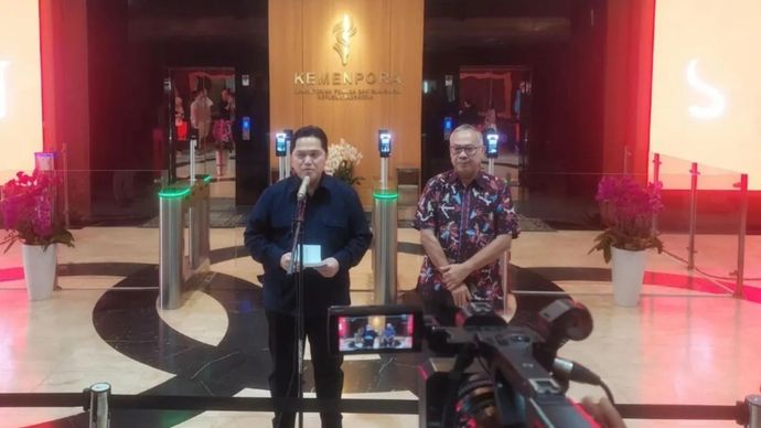 Menpora Erick Thohir (kiri) bersama Sekretaris Kemenpora Suyadi Pawiro (kanan) saat memberikan pemaparan kepada media di Kantor Kemenpora, Senayan, Jakarta, Rabu, 12 Agustus 2026.