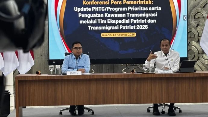 Deputi I Bidang Strategi dan Sistem Komunikasi Bakom RI Fahd Pahdepie dan Mentrans Iftitah Sulaiman Suryanagara dalam konferensi pers di Jakarta, Rabu (12/8/2026)