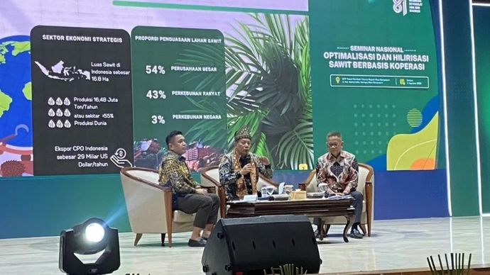 Menteri Koperasi Ferry Juliantono (tengah) menyampaikan paparan dalam Seminar Nasional &ldquo;Optimalisasi dan Hilirisasi Sawit Berbasis Koperasi&rdquo; di Kabupaten Musi Banyuasin, Sumatera Selatan, Selasa, 11 Agustus 2026.  