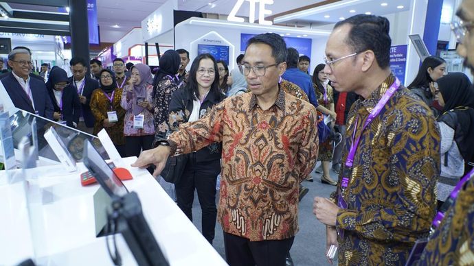 Direktur IT Digital Telkom Faizal Rochmad Djoemadi mengunjungi area AI Zone Telkom dalam ajang Digital Transformation Indonesia Conference &amp; Expo (DTI-CX) 2026 di Jakarta.