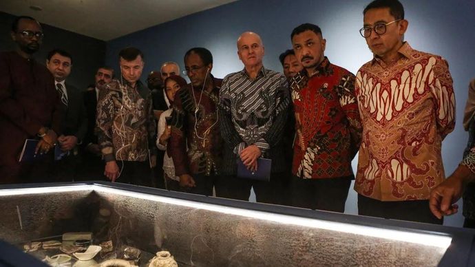 Menteri Kebudayaan Fadli Zon (kanan) bersama Wakil Menteri Kebudayaan Giring Ganesha (kedua kiri) melihat koleksi barang-barang peninggalan situs Bongal pada Pameran Misykat di Museum Nasional, Jakarta