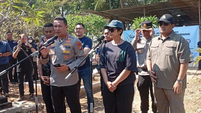 Kabid Humas Polda Metro Jaya Kombes Pol Budi Hermanto dan Ketua PDFMI Brigjen Pol Sumy Hastry Purwanti memberi keterangan pers terkait persiapan pelaksanaan ekshumasi makam Sutrimo di Pemahaman Bantaragung, Desa Wlahar, Kecamatan Wangon, Kabupaten Banyumas, Jawa Tengah