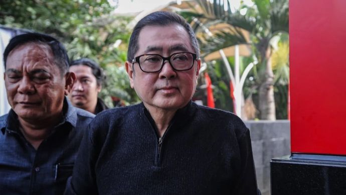 Komisaris Utama PT Dosni Roha Logistik, Bambang Rudijanto Tanoesoedibjo alias Rudy Tanoe (kanan) tiba untuk menjalani pemeriksaan di Gedung Merah Putih KPK, Jakarta, Selasa, 11 Agustus 2026.  Penyidik KPK memeriksa Rudy Tanoe sebagai saksi terkait kasus dugaan korupsi penyaluran bantuan sosial untuk Keluarga Penerima Manfaat (KPM) pada Program Keluarga Harapan (PKH) Tahun Anggaran 2020.