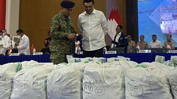 Menko Polkam Djamari Chaniago (kanan) bersama Asisten Perencanaan Komandan Kodaeral IV Kolonel Laut Nunung (kiri) meninjau barang bukti ketamin yang dikemas dalam paket dan karung di Markas Kodaeral IV di Batam, Kepri, Rabu (12/8/2026).
