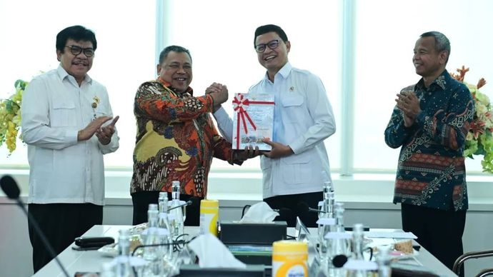 Anggota VI Badan Pemeriksa Keuangan (BPK) Fathan Subchi saat menyerahkan Laporan Hasil Pemeriksaan (LHP) atas Laporan Keuangan (LK) BPOM Tahun 2025 kepada Kepala BPOM Taruna Ikrar di Jakarta, Senin, 3 Agustus 2026.