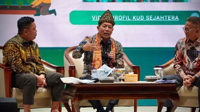 Menteri Koperasi Ferry Juliantono (tengah) menyampaikan paparan dalam Seminar Nasional &ldquo;Optimalisasi dan Hilirisasi Sawit Berbasis Koperasi&rdquo; di Kabupaten Musi Banyuasin, Sumatera Selatan, Selasa (11/7/2026).