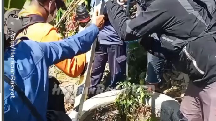 Proses evakuasi jenazah Aam Amelia (45), warga Kampung Cilolohan, Desa Cilolohan, Kecamatan Tanjungjaya, Kabupaten Tasikmalaya, Jawa Barat, berjalan cukup menegangkan pada Rabu (12/8/2026). Selain berada di dalam sumur tua yang dalam, petugas gabungan sempat mengalami kesulitan saat evakuasi jasad perempuan tersebut akibat keberadaan seekor ular kobra berbisa di dekat jasad korban.