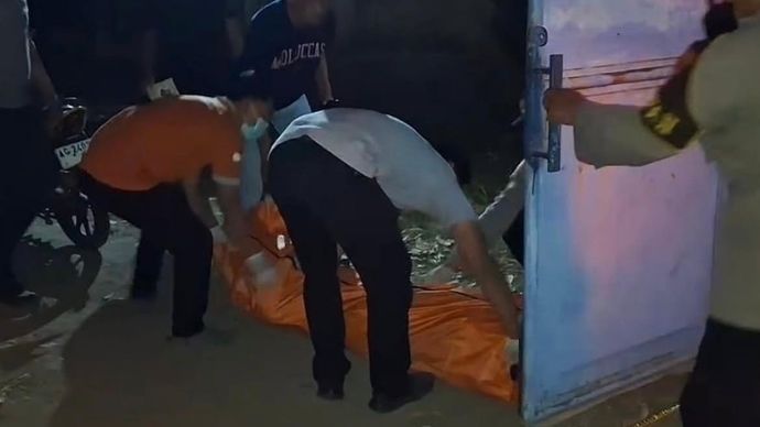 Mayat pedagang keliling di gudang toko kawasan Tulungagung. 