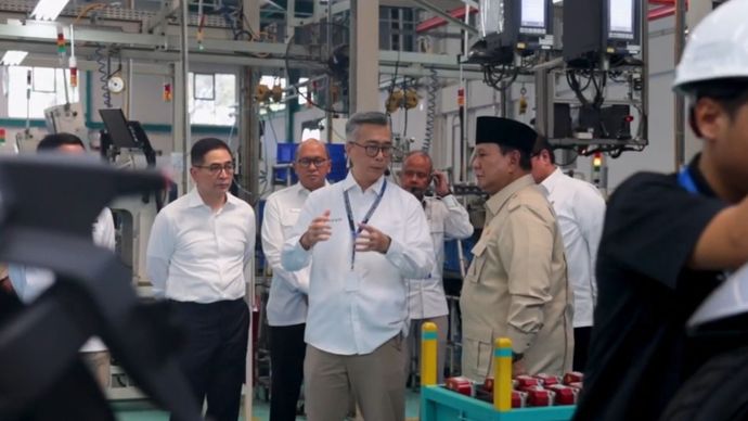 Presiden RI Prabowo Subianto meninjau fasilitas pendukung kendaraan listrik saat peluncuran Motor Listrik Nasional (MOLINAS) di Cikarang, Kabupaten Bekasi, Jawa Barat, Kamis, 13 Agustus 2026.