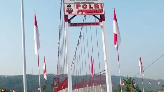 Jembatan gantung merah putih presisi di Kecamatan Bayah Kabupaten Lebak diresmikan Kapolri Jenderal Listyo Sigit Prabowo.