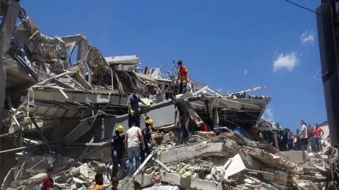 Tim pencarian dan penyelamatan melakukan operasi di tengah reruntuhan bangunan yang ambruk akibat gempa bumi dahsyat berkekuatan magnitudo 7,4 di Pereira, Kolombia, pada 10 Agustus 2026. Setidaknya 132 orang tewas dan 570 lainnya terluka dalam gempa tersebut, yang menyebabkan bangunan-bangunan runtuh dan memicu operasi pencarian dan penyelamatan berskala besar di berbagai kota.