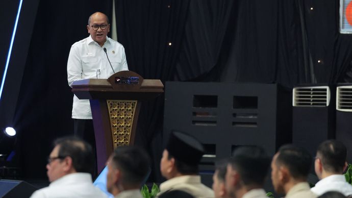 Menteri Investasi dan Hilirisasi Rosan Roeslani bersama sejumlah pihak saat peluncuran Motor Listrik Nasional (MOLINAS) di Cikarang, Kabupaten Bekasi, Jawa Barat, Kamis (13/8/2026).