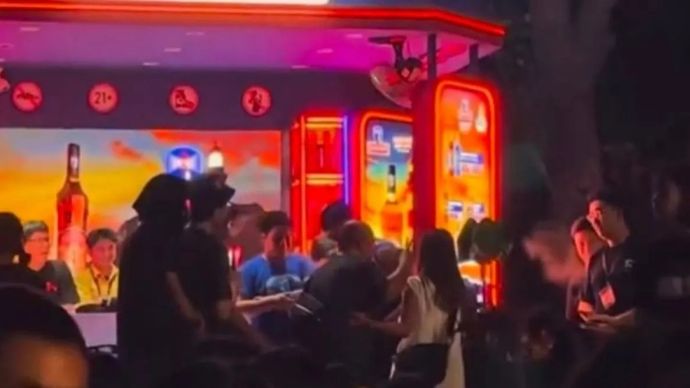 Tangkapan layar dari akun X @Jakartatalk yang memperlihatkan sebuah merek minuman melakukan acara tantangan atau challenge terhadap salah satu pengunjung di acara musik di Ancol, Jakarta Utara pada Minggu, 9 Agustus 2026.