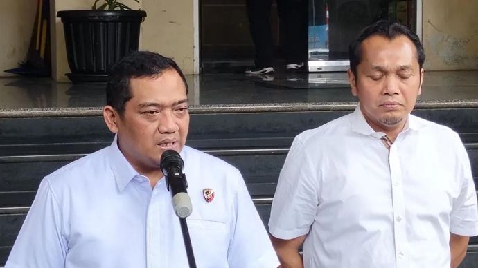 Direktur Reserse Kriminal Umum Polda Metro Jaya Kombes Pol Iman Imanuddin (kiri).