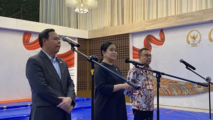 Ketua DPR RI Puan Maharani (tengah) menjawab pertanyaan pers di Gedung DPR, Jakarta