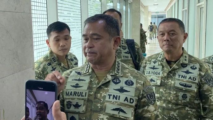 Kepala Staf TNI Angkatan Darat (KSAD) Jenderal TNI Maruli Simanjuntak menjawab pertanyaan pers di kompleks parlemen, Senayan, Jakarta