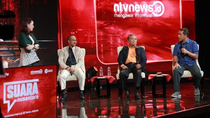 Mantan Ketua Komisi Pemberantasan Korupsi (KPK) periode 2011-2015, Abraham Samad (kedua dari kiri) saat menjadi narasumber program "Suara Nusantara" pada 12 Agustus 2026. (Foto: Dok/NTV)