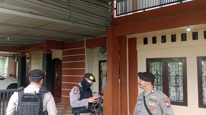 Anggota kepolisian saat melakukan penjagaan di rumah pribadi Kabid SDA PUPR Kota Bengkulu Agus Suhendra Wijaya di Bengkulu