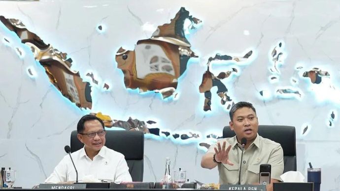 Kepala BGN Sudaryono (kanan) bersama Mendagri Tito Karnavian (kiri) dan Kepala Badan Gizi Nasional (BGN) Sudaryono dalam Rapat Koordinasi Bersama Kepala Daerah se-Indonesia di Jakarta