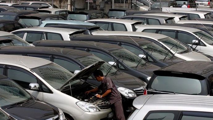 Ilustrasi - Petugas penyewaan mobil Trac Astra Rent memeriksa kondisi mobil yang akan disewakan. (Foto: ANTARA/M Agung Rajasa/ed/ama/pri) 