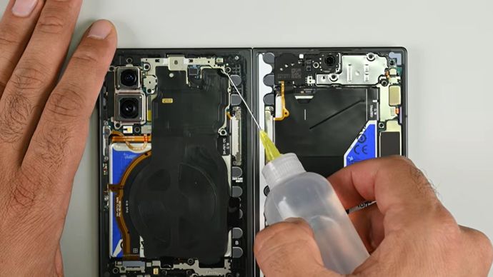 Samsung Galaxy Z Fold8 dibongkar iFixit. (Foto: Istimewa via GSM Arena) 