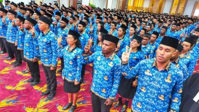 Arsip - PNS di lingkup Pemprov Papua Tengah saat mengikuti prosesi penyerahan SK PNS Formasi 2024 dan pengambilan sumpah janji PNS di Nabire, Rabu, 1 Juli 2026.