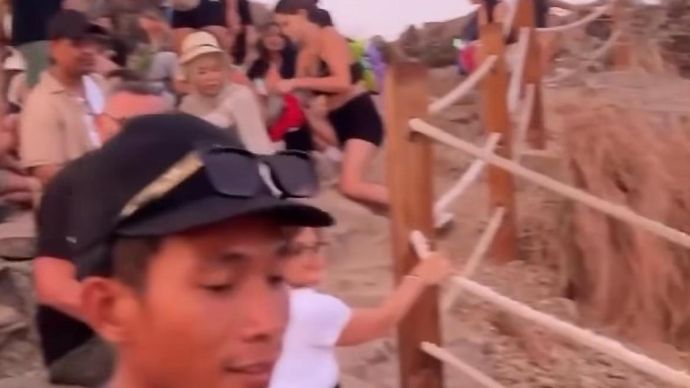 Wisatawan Pulau Padar, Labuan Bajo, NTT turut merasakan gempa. 
