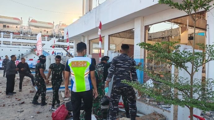 TNI membantu korban gempa di pelabuhan NTT. 