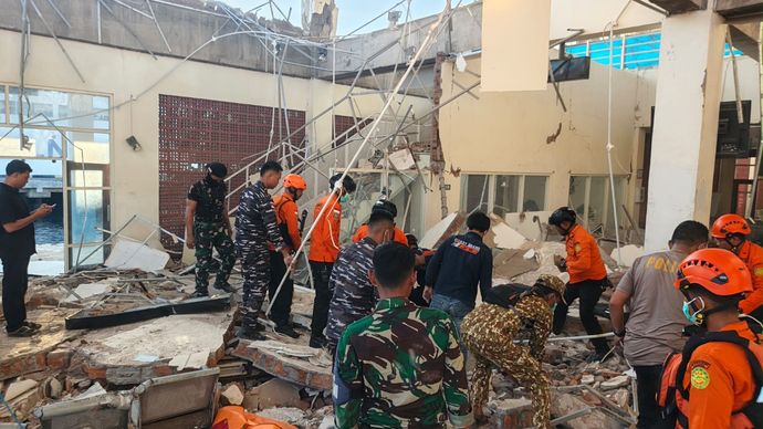 Prajurit TNI bantu cari korban gempa NTT. 