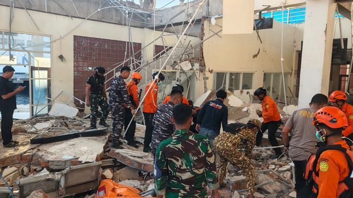 TNI Kerahkan Personel, Hercules, dan KRI Bantu Masyarakat Terdampak Gempa NTT