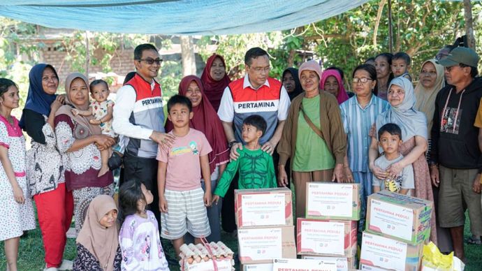 Direktur Utama PT Pertamina (Persero) Simon Aloysius Mantiri hadir langsung ke lokasi terdampak bencana gempa Flores, Nusa Tenggara Timur (NTT), dengan menyalurkan bantuan. (Foto: Dok/Istimewa)