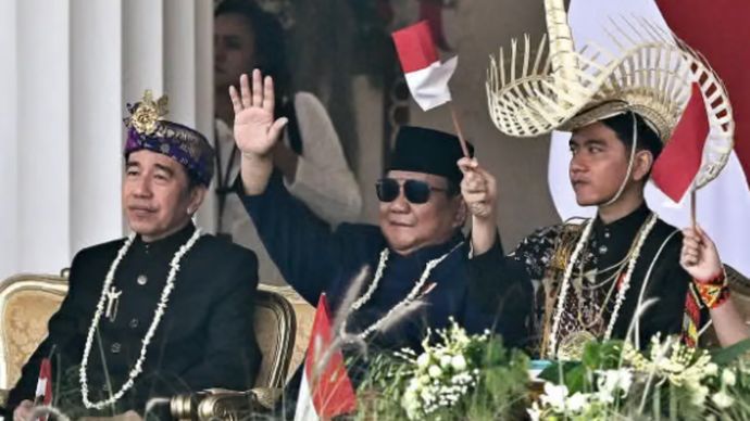 Momen Akrab Prabowo Diapit Jokowi dan Gibran Saat Upacara HUT ke-81 RI