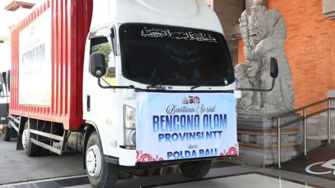 Truk berisi bantuan kemanusiaan bagi korban terdampak gempa NTT yang dikirimkan oleh Polda Bali. 