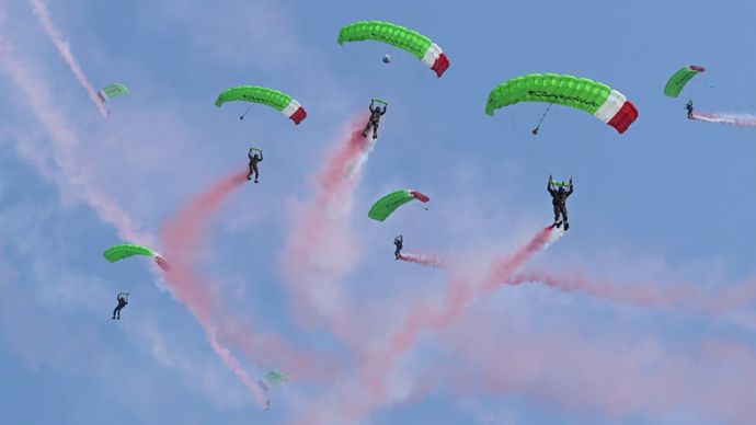 17 Penerjun Kopassus dan Kekuatan Alutsista Udara Semarakkan HUT ke-81 Kemerdekaan RI
