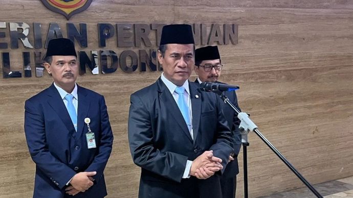 Menteri Pertanian Andi Amran Sulaiman (tengah) dalam jumpa pers usai melantik sejumlah pejabat eselon I dan eselon II lingkup Kementerian Pertanian (Kementan) dan pejabat pimpinan tinggi pratama Badan Pangan Nasional (Bapanas) di Jakarta, Selasa, 18 Agustus 2026.