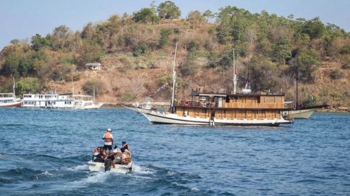 Sejumlah wisatawan menumpang perahu sekoci menuju kapal pinisi untuk melanjutkan perjalanan wisata ke kawasan Taman Nasional Komodo (TNK) Labuan Bajo, Manggarai Barat, Nusa Tenggara Timur (NTT), Senin, 17 Agustus 2026. Pemerintah Kabupaten Manggarai Barat telah memastikan sektor pariwisata di destinasi super prioritas (DPSP) Labuan Bajo aman untuk dikunjungi pascagempa bumi bermagnitudo 7,7 di wilayah NTT pada Sabtu, 15 Agustus 2026.