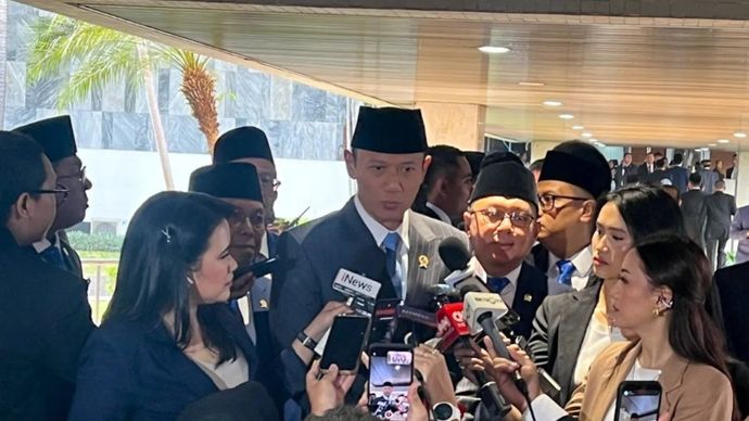 Menteri Koordinator Bidang Infrastruktur dan Pembangunan Kewilayahan Agus Harimurti Yudhoyono (AHY) memberi keterangan kepada awak media di sela memasuki ruang Sidang Tahunan MPR RI dan Sidang Bersama DPR-DPD RI Tahun 2026 di Jakarta, Jumat, 14 Agustus 2026.