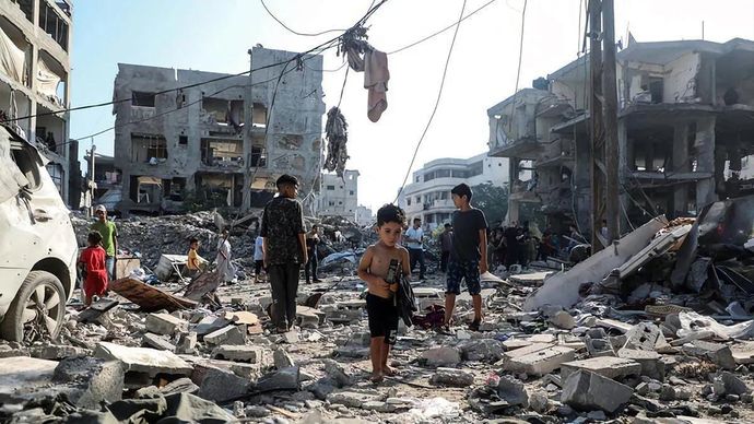 Seorang anak berada di antara puing bangunan akibat serangan udara Israel di kamp pengungsi Al-Shati, sebelah barat Kota Gaza, Palestina